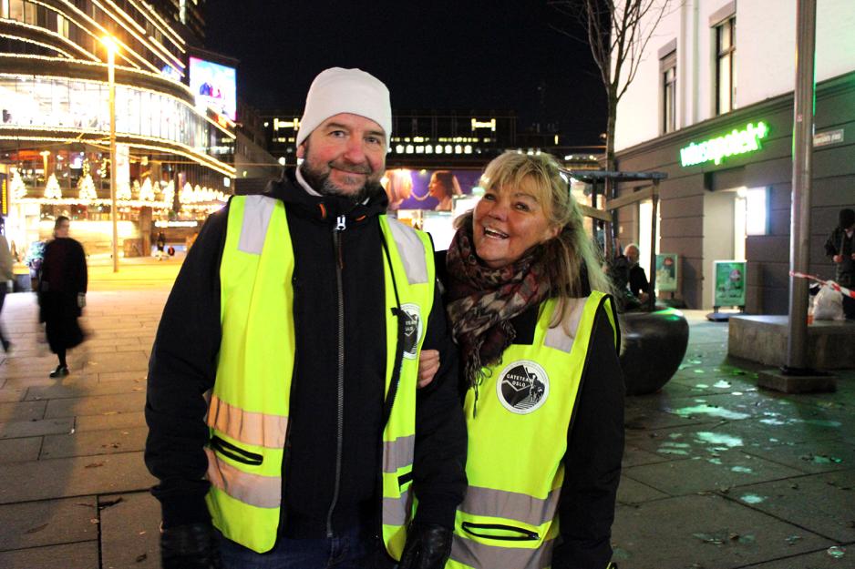 En mann og en dame i refleksvest ute p&aring; Jernbanetoget.