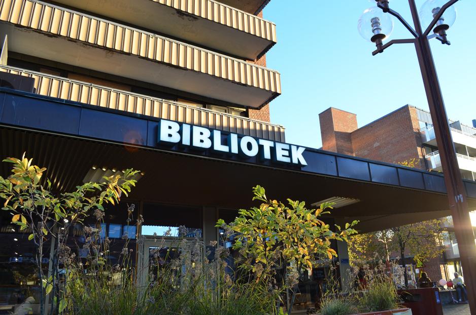 Et bilde av T&oslash;yen bibliotek, med gr&oslash;nne planter i fremgrunnen