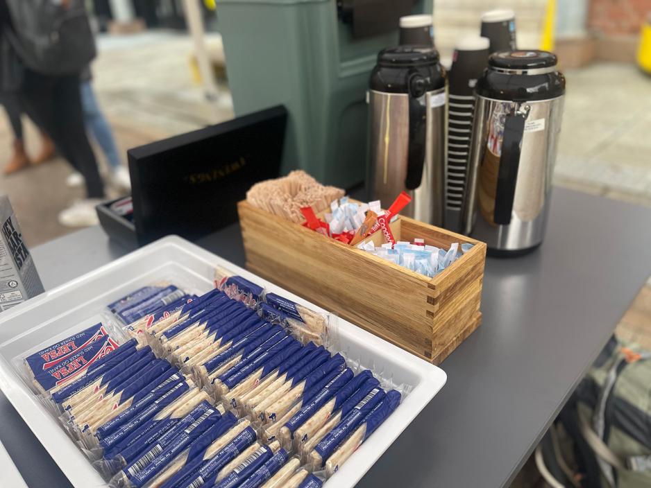 Lefser og kaffe p&aring; et bord