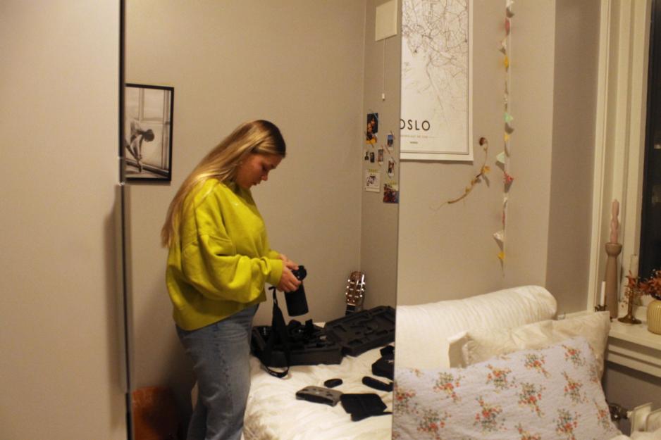 Martha Myklebust ser p&aring; kameraet sitt.