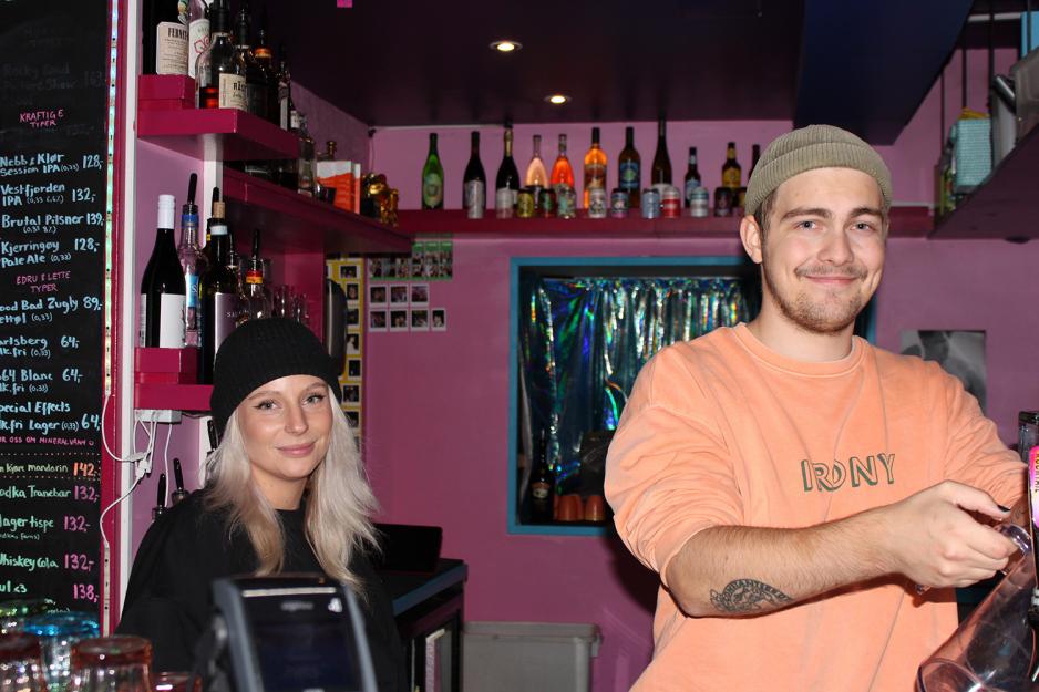 Bilde av bartender Sunniva Berg Hansen og Kevin T&oslash;rre Nygaard.