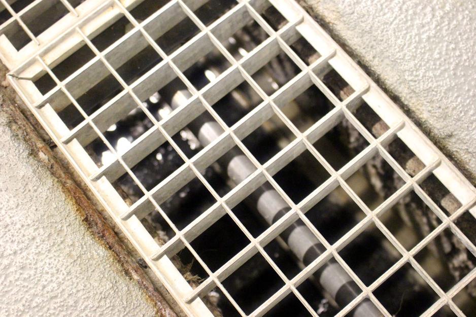 Bilde av gangkulverten som g&aring;r langs gulvet i undergangen. 