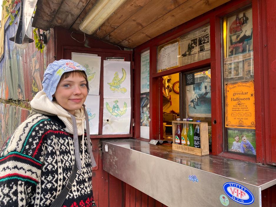 Bilde av kunde p&aring; Syverkiosken, Lea Mathilde Skar-Myren