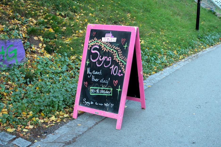Bilde av skilt utenfor Syng som viser dagens program. 
