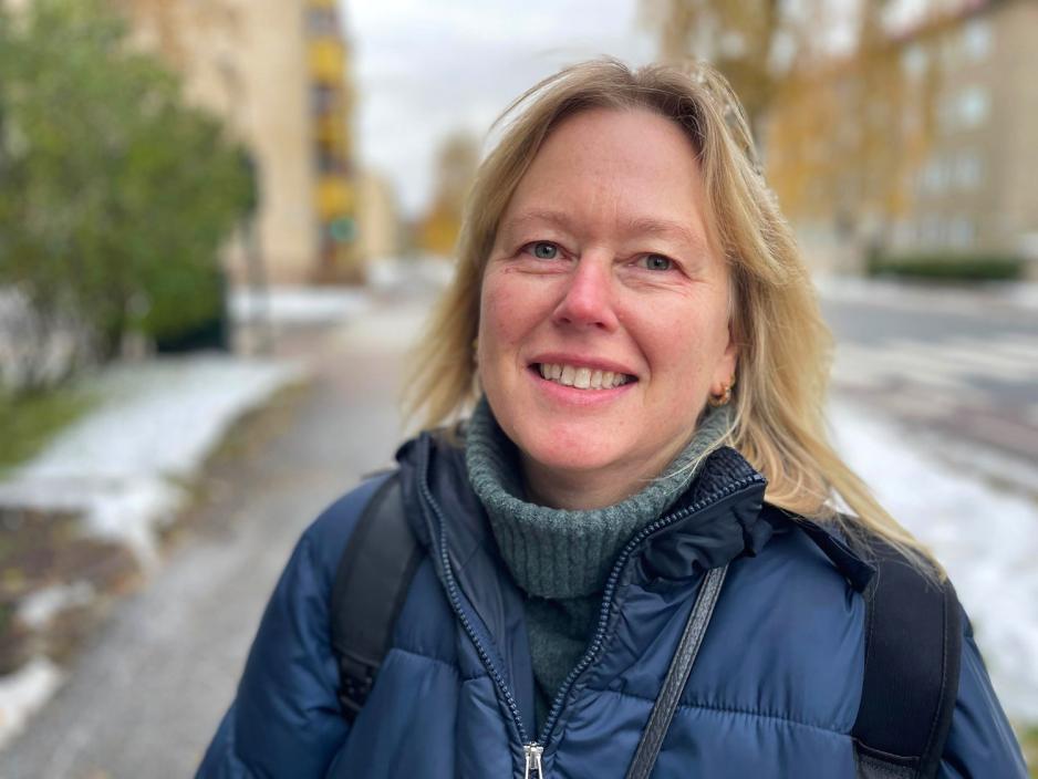 Gunhild Wise st&aring;r ute p&aring; gata.