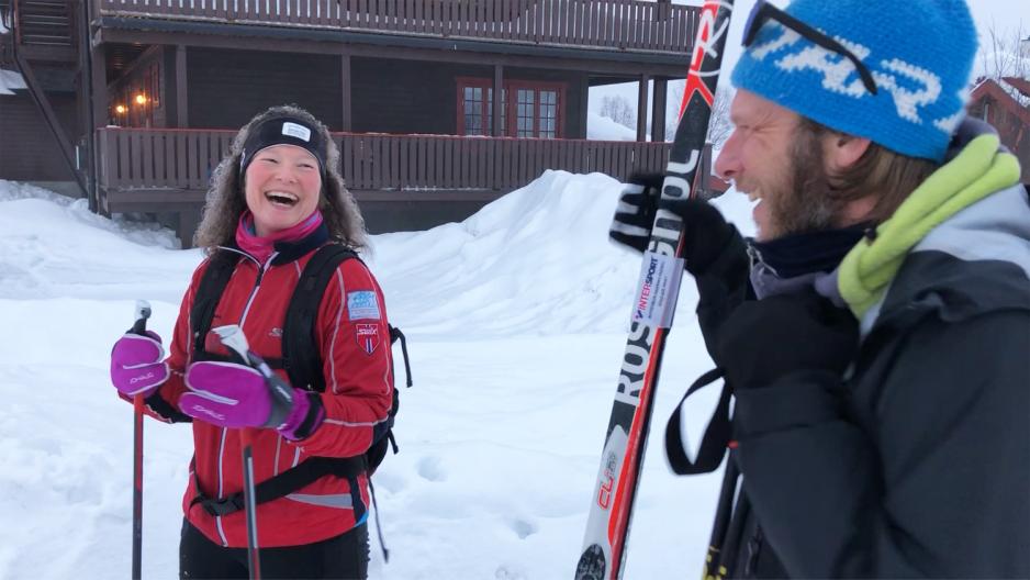 Deltager og skiinstrukt&oslash;r smiler i skil&oslash;ypa