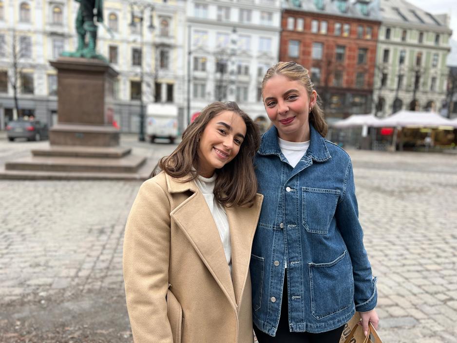 Her st&aring;r Charlotte Fischer og Nora Wangen.