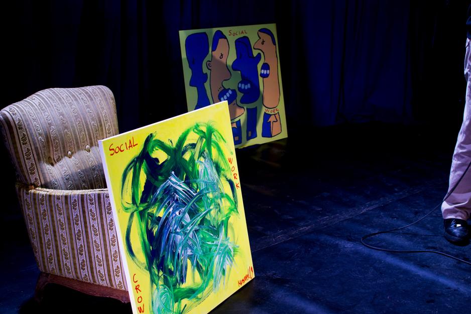 to malerier st&aring;r p&aring; en scene