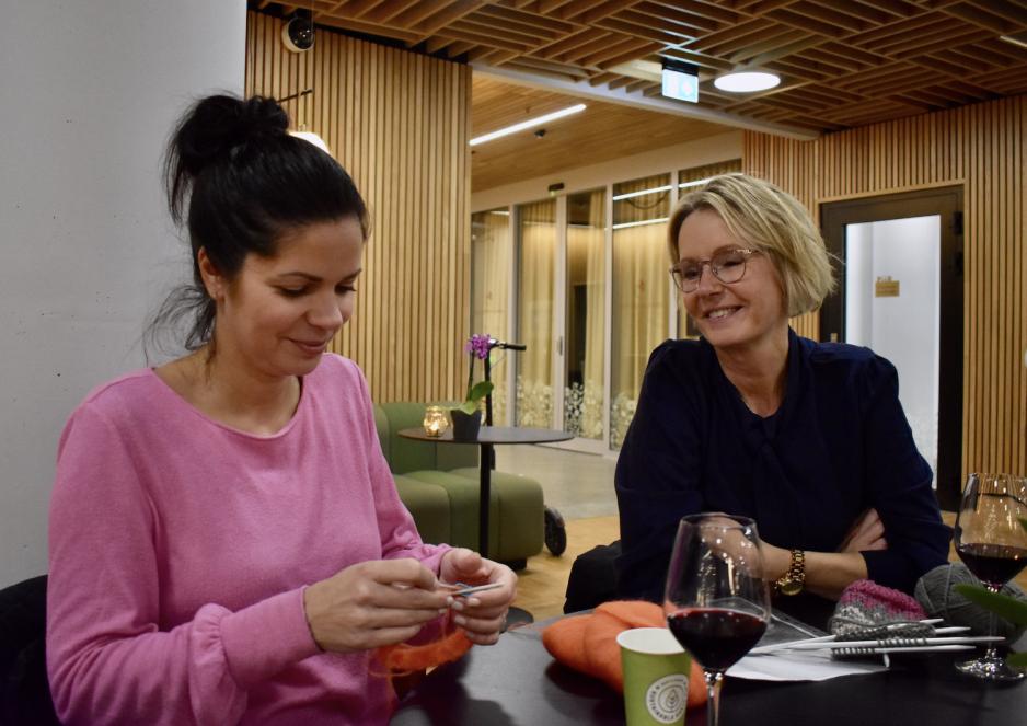 Anne sofie (Venstre) og Birgitta Larsson (H&oslash;yre) har kommet sammen til caf&eacute;en for &aring; strikke. Bilde: April Lin Flage