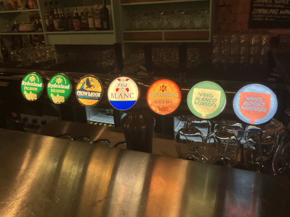 &Oslash;l og vin p&aring; tap