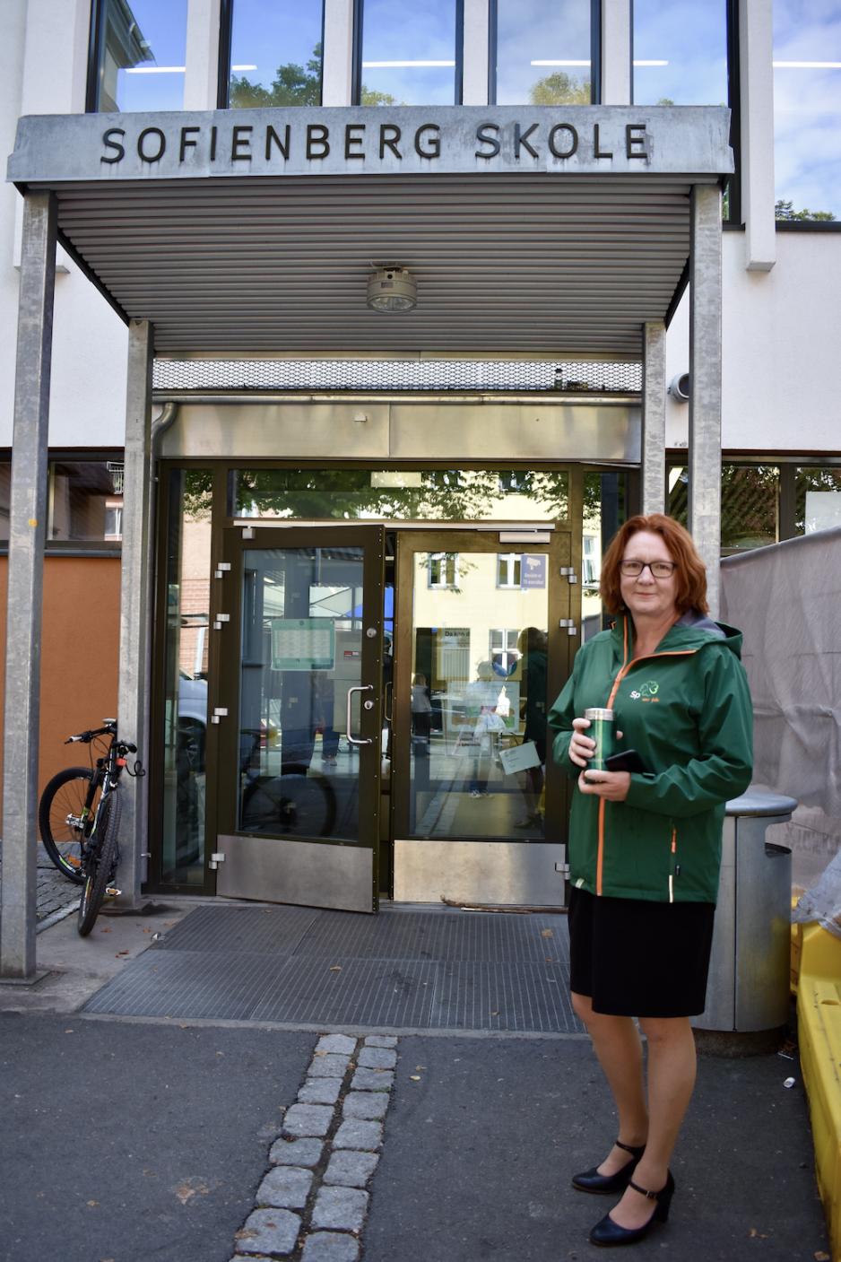 2. kandidat i Oslo Bj&oslash;rg Sandkj&aelig;r utenfor Sofienberg skole