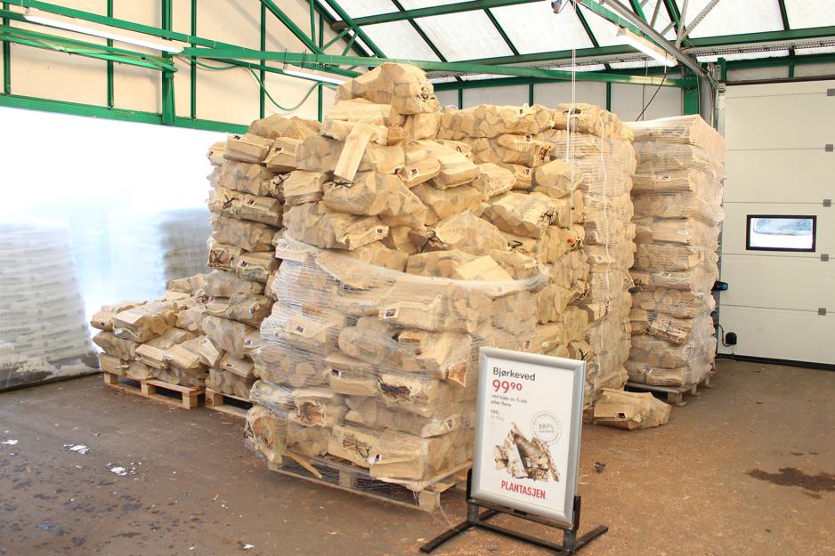 Stabel med ved p&aring; plantasjen