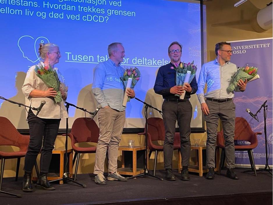 Utdeling av blomster til deltakerne i panelet.