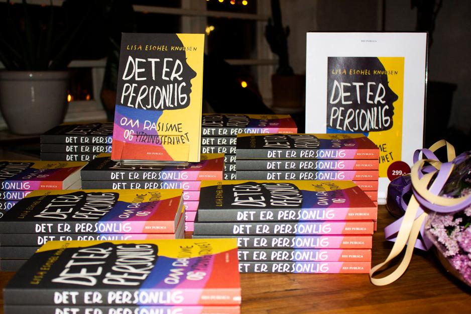 Bilde av en bunke med b&oslash;ker som ligger p&aring; et bord. 