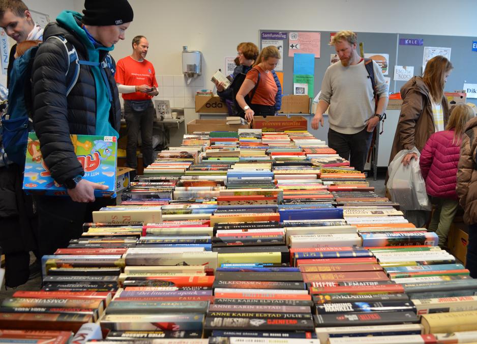 Bord fullt av b&oslash;ker p&aring; loppemarked