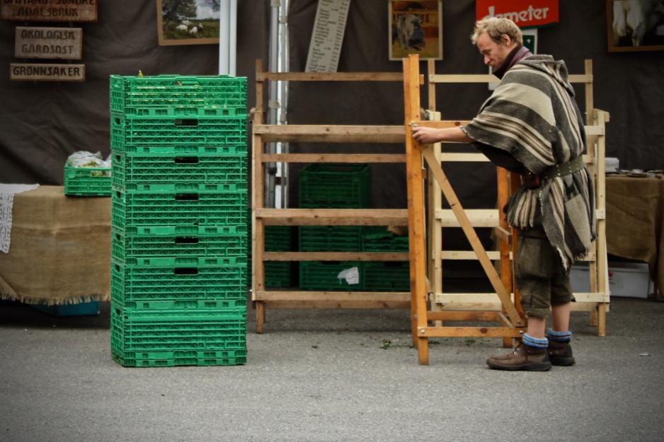 Bilde av en produsent som pakker ned salgsboden p&aring; slutten av dagen. 