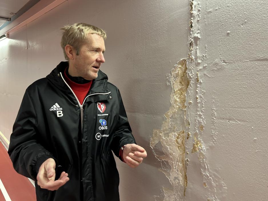 Per N. Bondevik viser frem en av flere fuktskader i hallen. Denne skaden er en av de f&oslash;rste man m&oslash;ter n&aring;r man g&aring;r inn i hallen