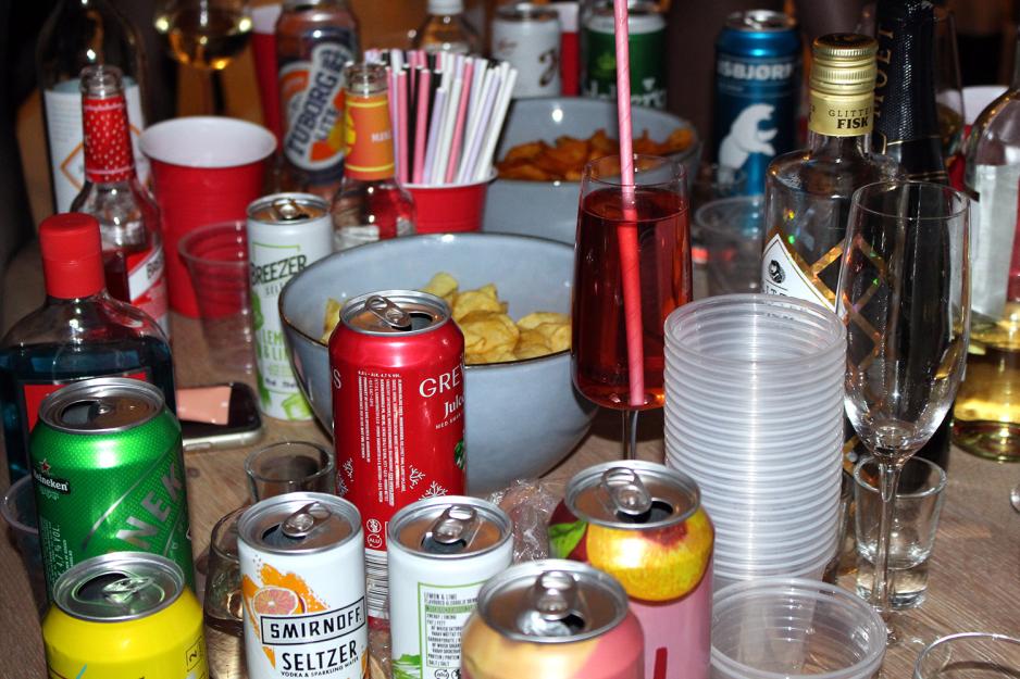 Bilde av et bord med mye drikke p&aring;