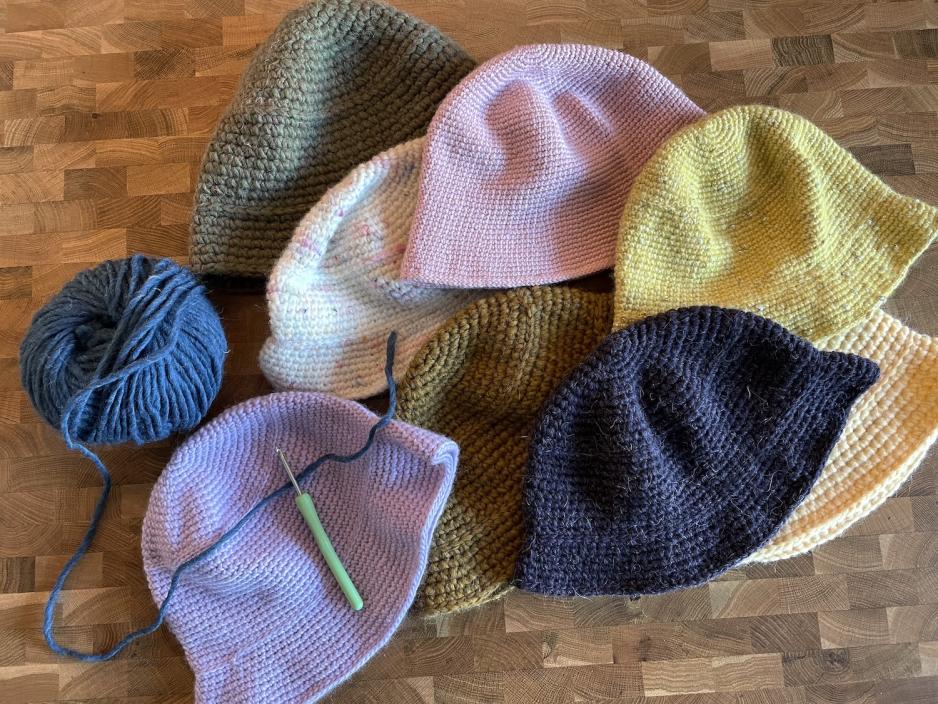 Heklede b&oslash;ttehatter i ulike farger. 