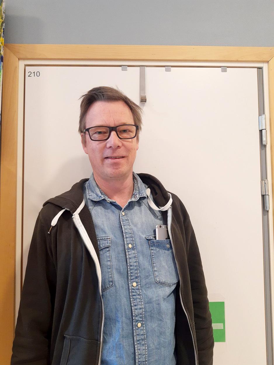 Mann foran en d&oslash;r.