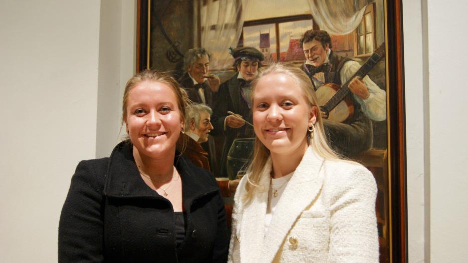 Brita og Gina Buer p&aring; Gamle Raadhus Scene