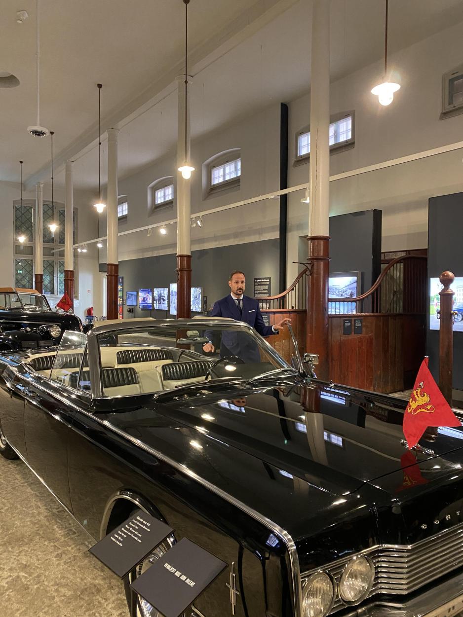 Kronprins H&aring;kon viser frem bryllupsbilen