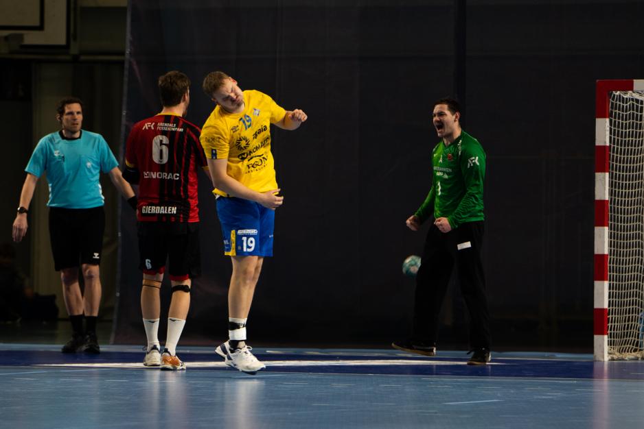 En irritert BSK spiller og en glad &Oslash;IF Keeper