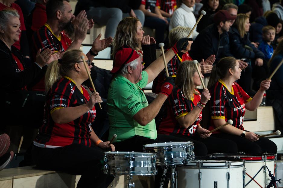 Svermen i full jubel etter et m&aring;l fra &Oslash;IF