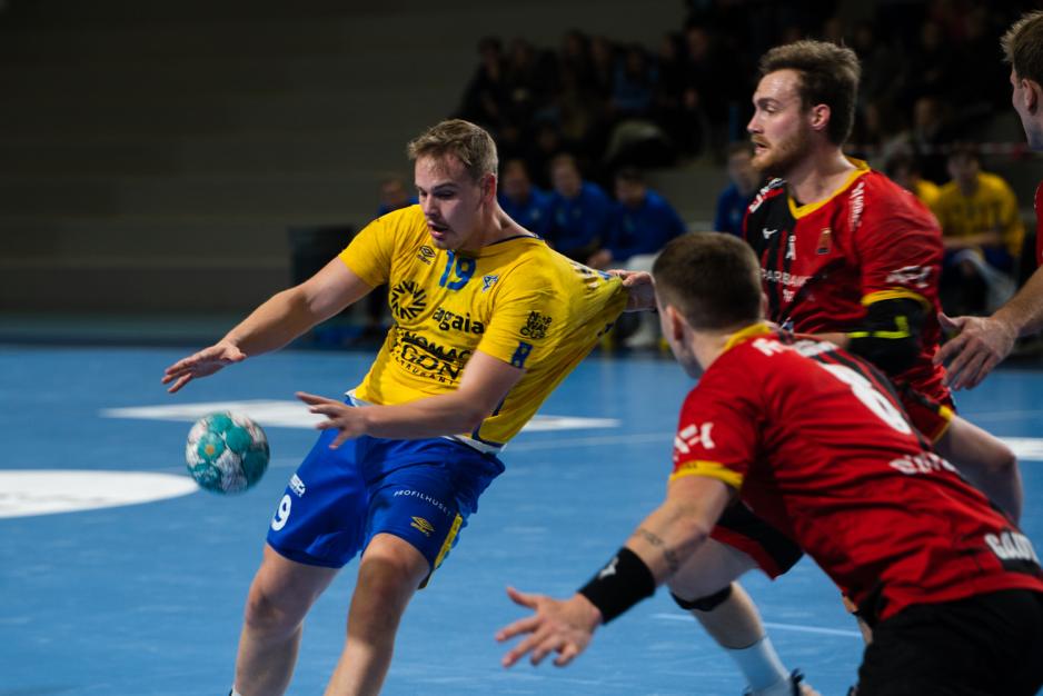 Bsk pr&oslash;ver &aring; ta en ball men &Oslash;IF stopper han