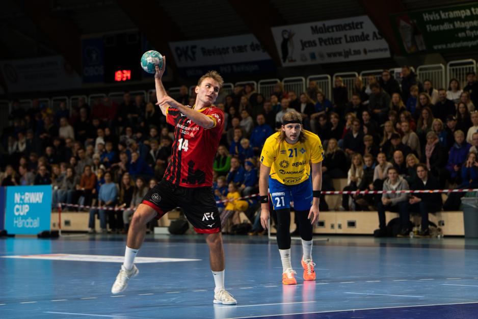 Mathias Rohde Larson fra &Oslash;IF som skyter p&aring; m&aring;l 