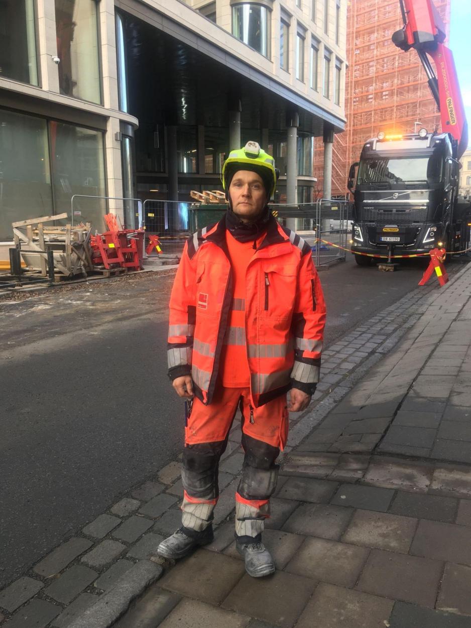 Mann i arbeidst&oslash;y