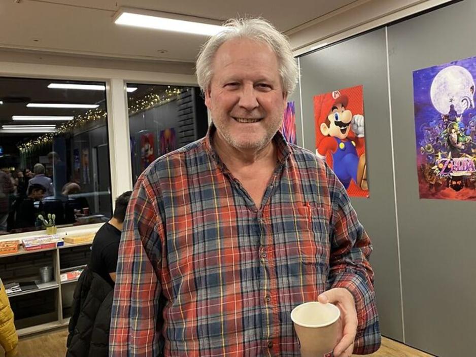 Portrett av mann i rutete skjorte p&aring; spr&aring;kkafe.