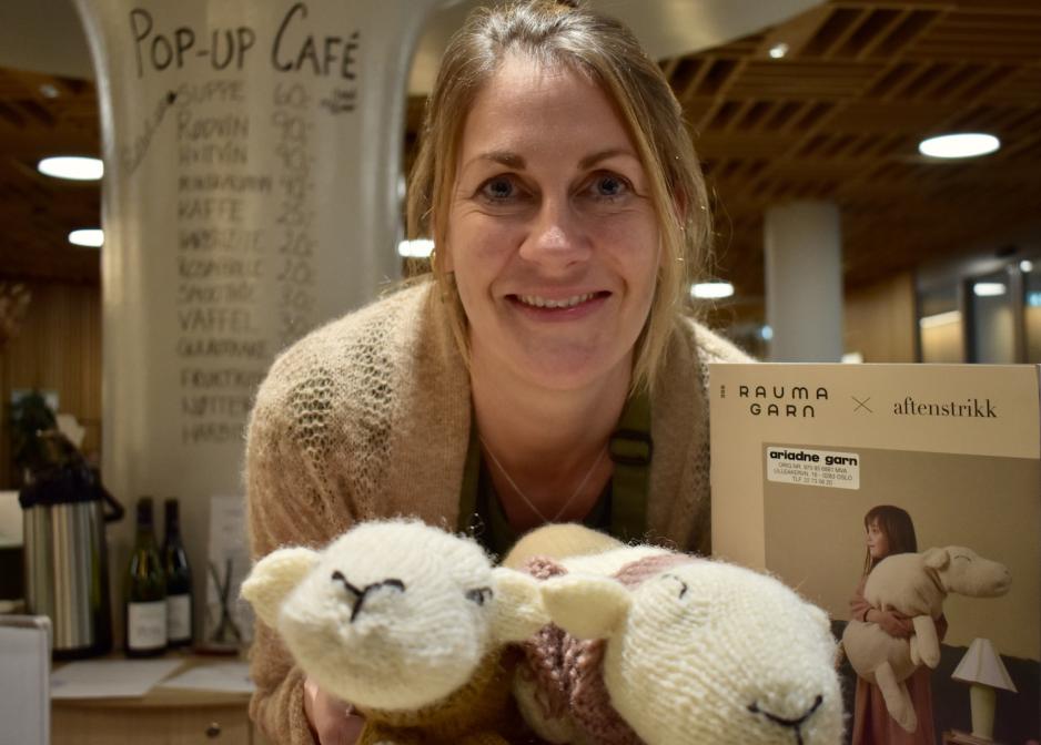 Cathrine Gram har jobbet med &aring; arrangere strikkecaf&eacute;en. Bilde: April Lin Flage 