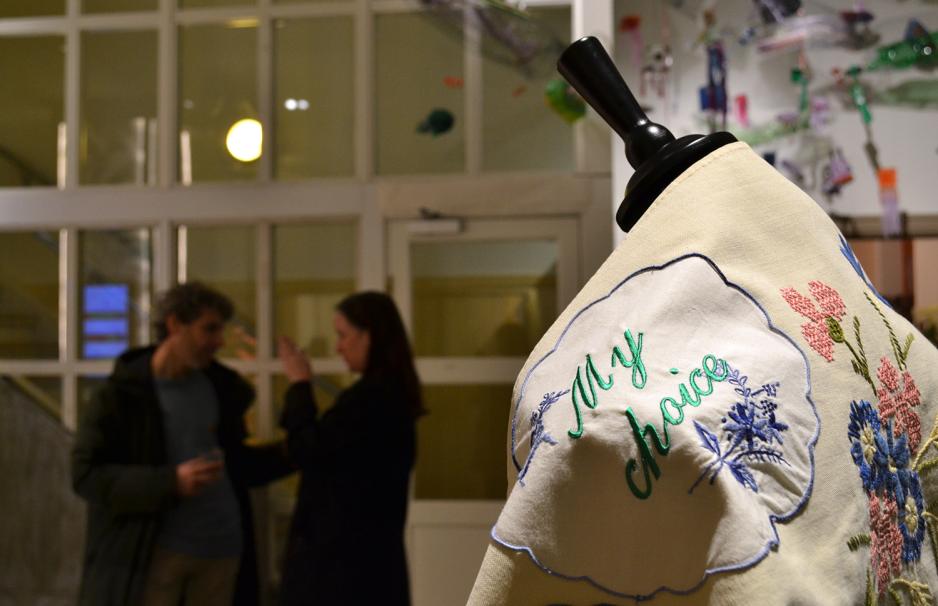 Tekstilkunst av Lisa Pacini. Det st&aring;r brodert "My choice".