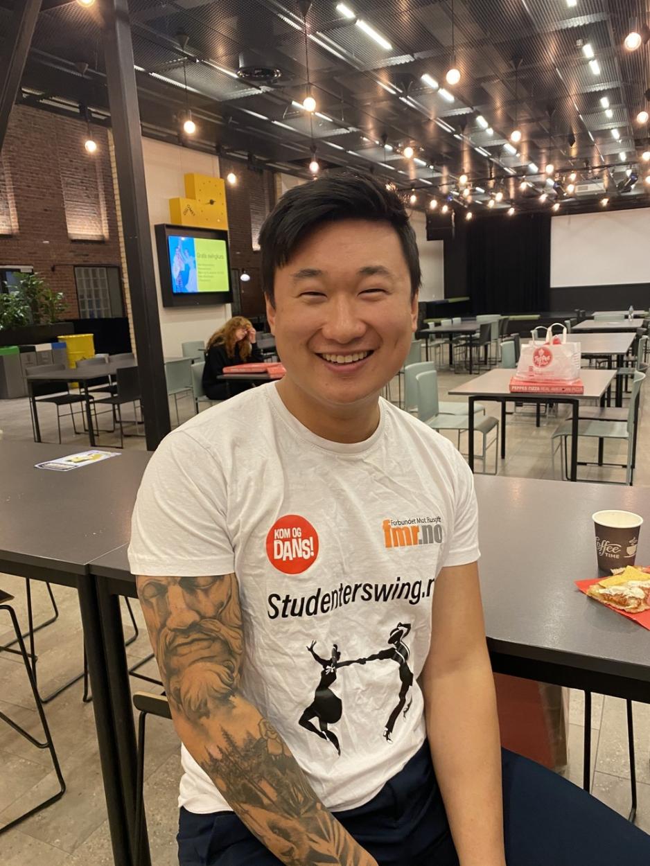 Christian Xie sitter p&aring; en krakk og smiler