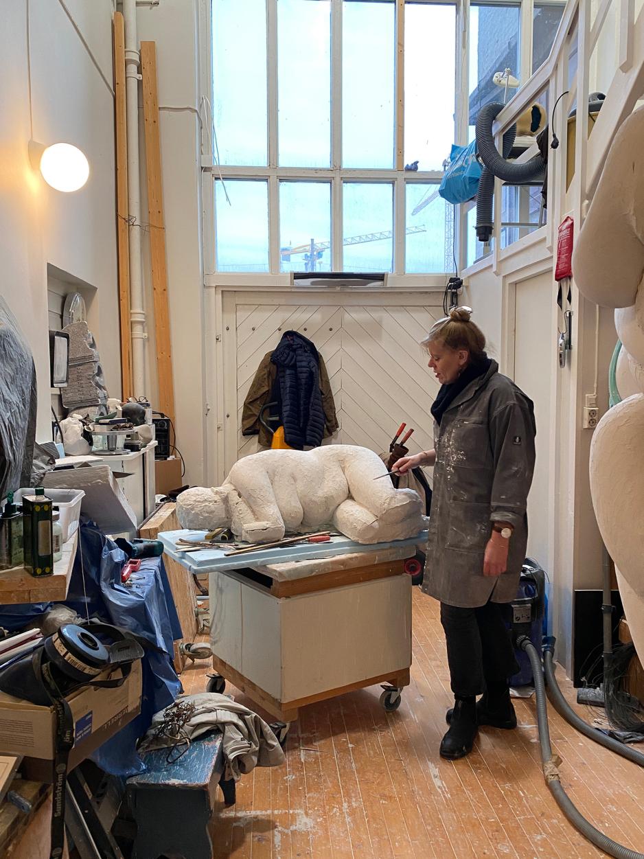 Billedhugger Christine Aspelund i sitt atelier p&aring; T&oslash;yen i Oslo