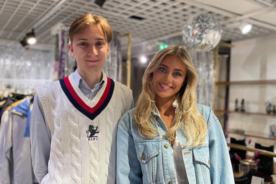 Bildet viser Christoffer Jacobsen og Maren Louise Haaland som begge jobber for motebedriften Kleda. Bildet er tatt inne p&aring; en klesbutikk. 