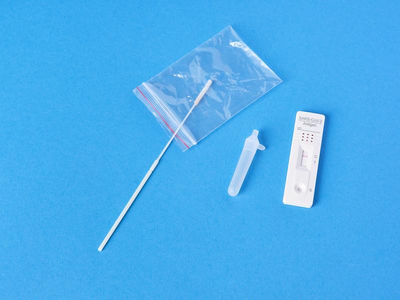 En antigen selvtest for koronaviruset ligger p&aring; et bord.