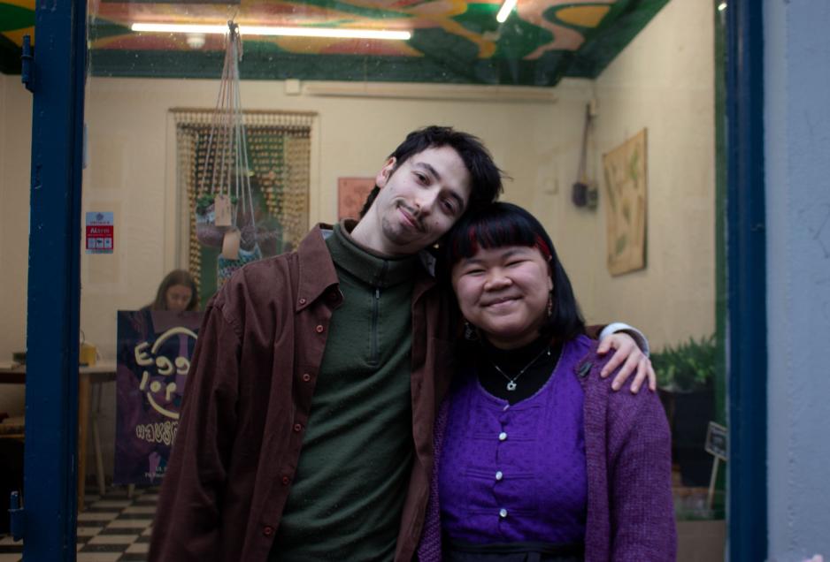 Eiere st&aring;r foran butikken Stikling sammen med samboer