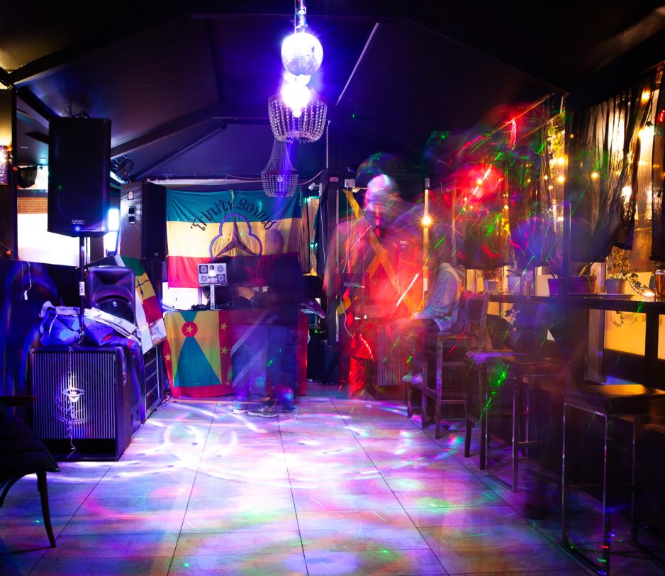 Dansegulvet til renna fylles med lilla og bl&aring;tt lys under opptredenen