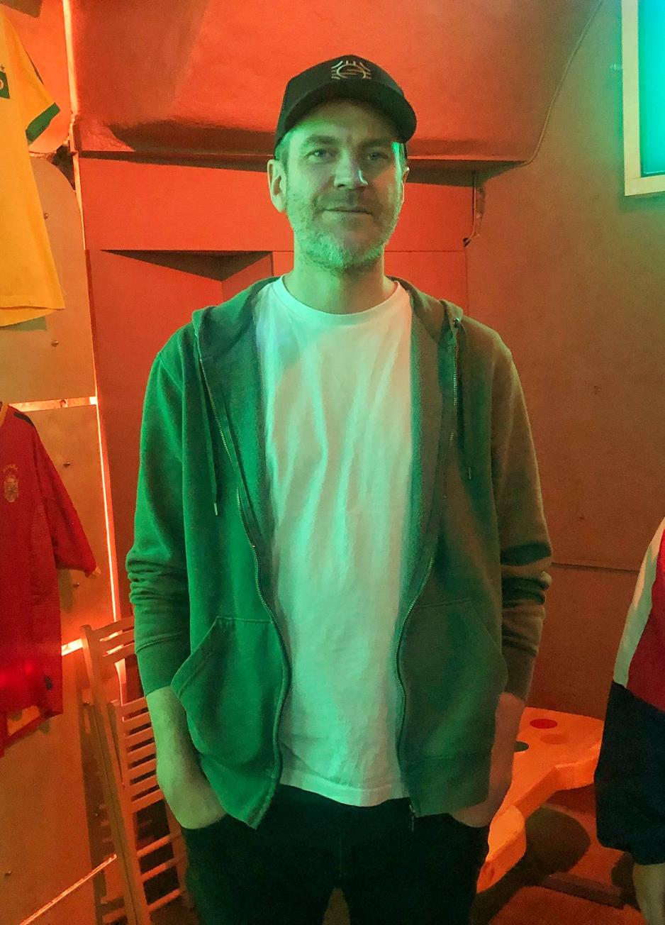 Bilde av en mann i et m&oslash;rkt lokale