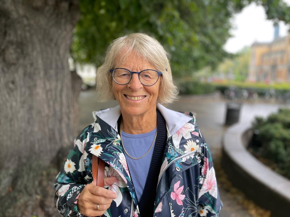 Tove Strand st&aring;r utenfor Nationaltheatret med en paraply i h&aring;nden.