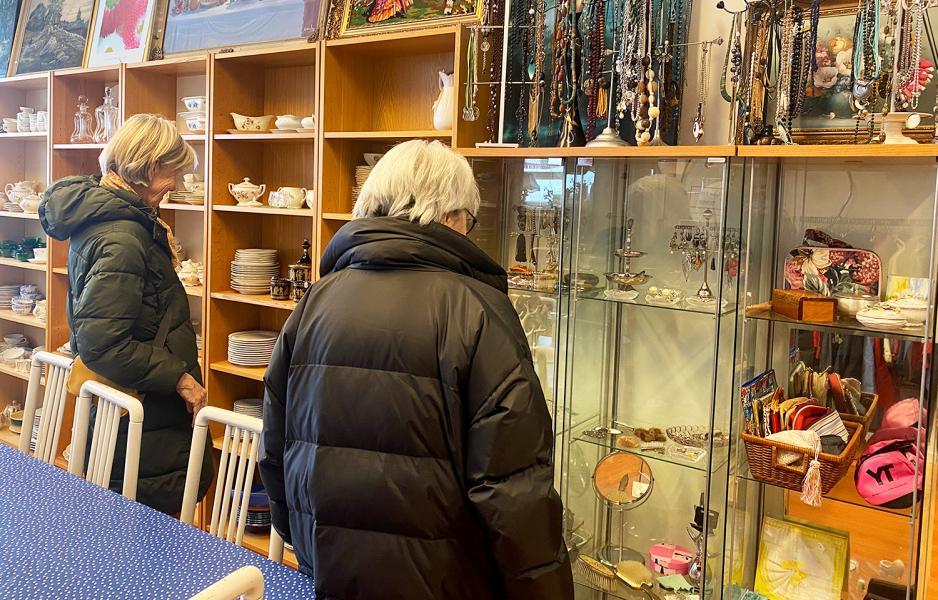 To eldre damer ser p&aring; porselen og smykker.