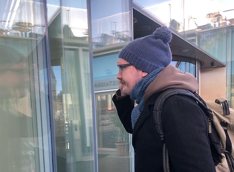 Daniel Fjell titter inn et vindu p&aring; Deichman Bj&oslash;rvika