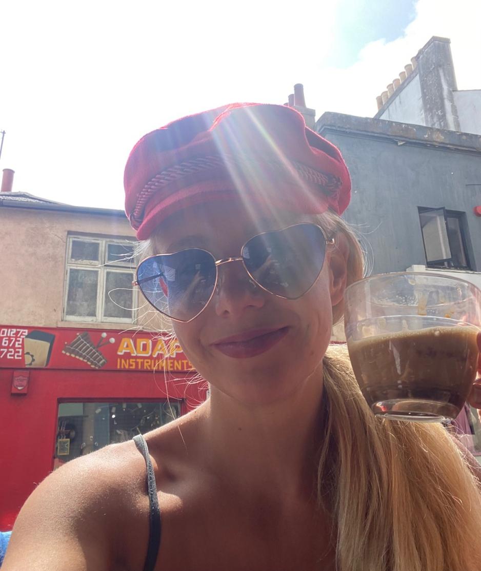 bilde av en kvinne med solbriller p&aring;