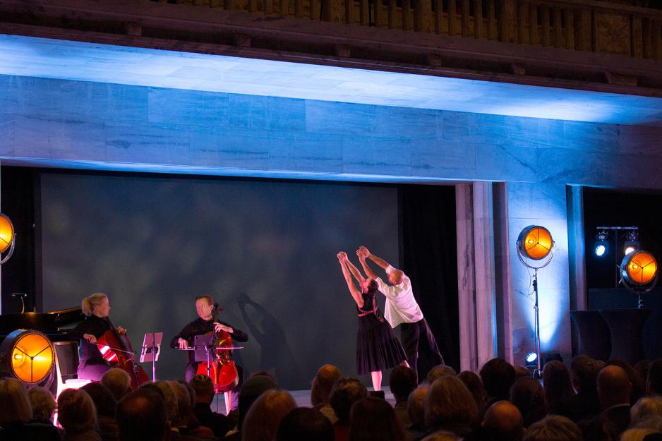 Det ble fremf&oslash;rt Dans koreografert av Yaniv Cohen og fremf&oslash;rt av Camilla Spids&oslash;e Cohen, Lovi Cohen og Yaniv Cohen.
