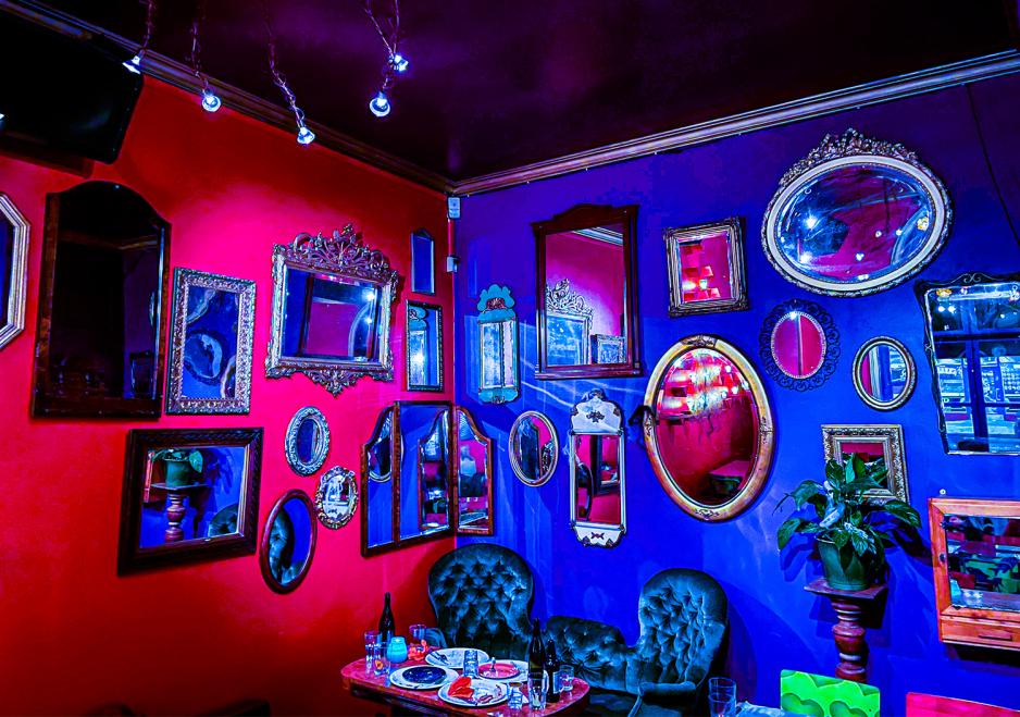 Fargerike vegger med mange forskjellige speil.