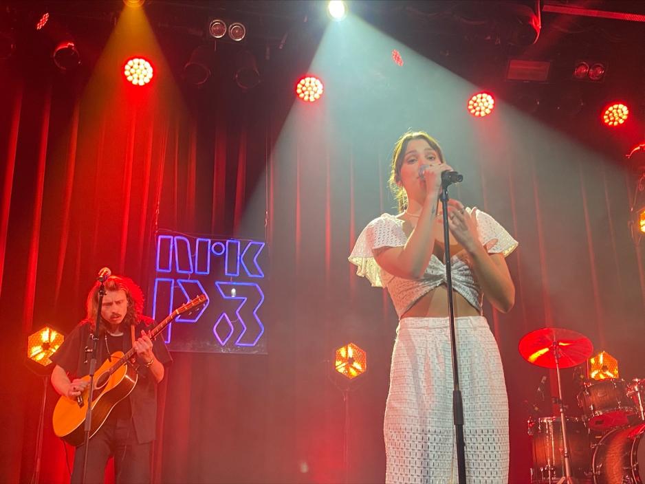 synger p&aring; scenen