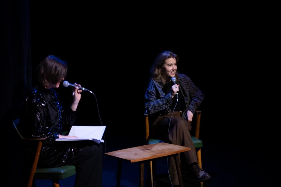 Hannah Adolfsen Fjeldbraaten i samtale med Katinka Rydin Berge p&aring; Vega scene