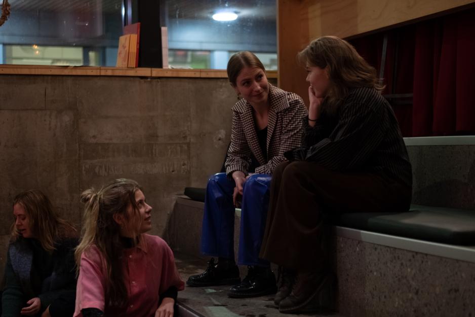 Kristine Brusdal, Kirsti Heitman og Hannah Adolfsen Fjeldbraaten snakker sammen i amfiet p&aring; Vega Scene